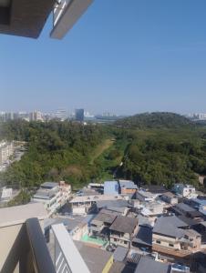 uma vista aérea de uma cidade com edifícios em Samba convention no Rio de Janeiro