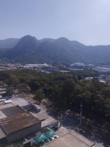 Vue de tête d'une ville avec des montagnes en arrière-plan dans l'établissement Samba convention, à Rio de Janeiro