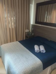1 dormitorio con 1 cama con 2 toallas en Samba convention en Río de Janeiro