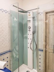 una doccia con porta in vetro in bagno di Villa Nannina a Positano