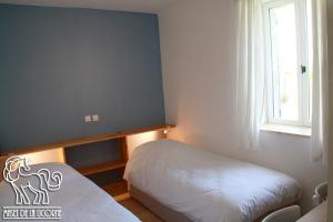 a small bedroom with a bed and a window at Maset de la Licorne in Nedde