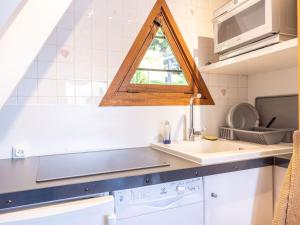 O bucătărie sau chicinetă la Chalet intimiste à Huez avec terrasse et WiFi - FR-1-645-14 +9 fotografii