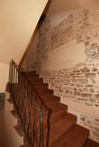 een stenen muur met een trap in een huis bij La Casa del Borgo Antico in Spoleto