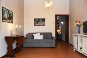 un soggiorno con divano e tavolo di La Casa del Borgo Antico a Spoleto