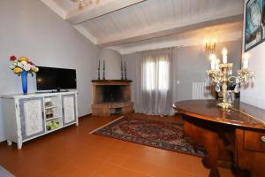 een woonkamer met een tafel en een televisie bij La Casa del Borgo Antico in Spoleto
