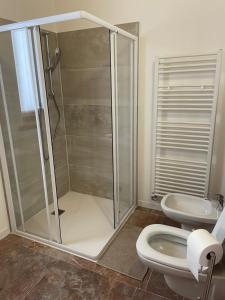 uma casa de banho com um chuveiro, um WC e um lavatório. em Casa Tiziana em Rus