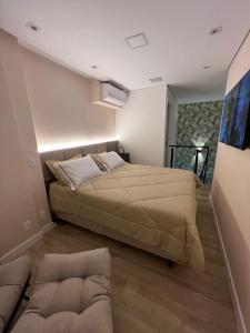 a bedroom with two beds and a couch at Apartamento de luxo em Jardins, Oscar Freire in Sao Paulo