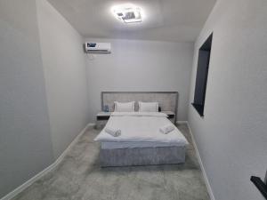 Postel nebo postele na pokoji v ubytování ReveL HoteL