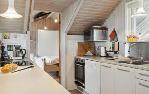 Kuchyň nebo kuchyňský kout v ubytování 3 Bedroom Cozy Home In Løgstør