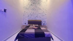 クアラルンプールにあるA Place Like Home Landed House Kuala Lumpurの白い部屋にあるベッドのある寝室