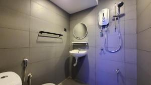 クアラルンプールにあるA Place Like Home Landed House Kuala Lumpurのバスルーム(シャワー、トイレ、シンク付)