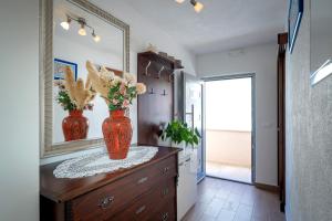 una habitación con dos jarrones en un tocador con espejo en Guest House Milan en Hvar