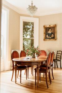 uma sala de jantar com uma mesa de madeira e cadeiras em Ellerbeck Bed & Breakfast em Salt Lake City