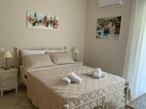 una camera da letto con un letto e asciugamani di Αρμονία ad Ambelákia