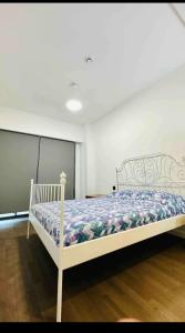 - une chambre avec un lit blanc dans l'établissement Luxury residence with sea view, à Konak