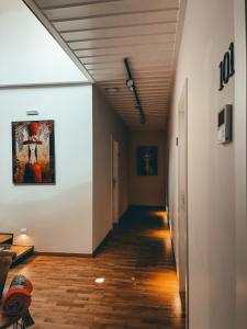 um corredor de um quarto com pisos de madeira e um tecto em Porto Enetiko em Lepanto