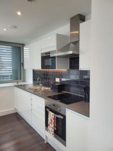 A kitchen or kitchenette at 2BR Chic London Sleep 9 BP7