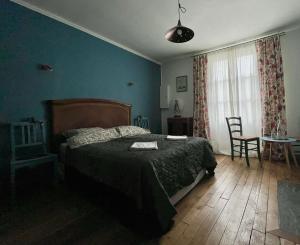 a bedroom with a bed and a blue wall at Orléans Jazz - Centre ancien in Orléans