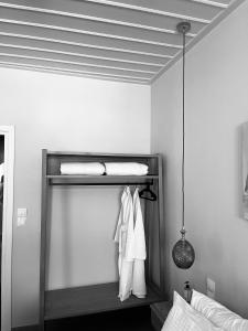 um quarto com uma prateleira com toalhas em Porto Enetiko em Lepanto