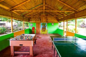 une salle avec un billard et des tables de ping-pong dans l'établissement CABAÑA FAMILIAR en EcoparqueChinauta, PISCINA, GRANJA, JUEGOS, PESCA, RESTAURANTE, à Fusagasuga