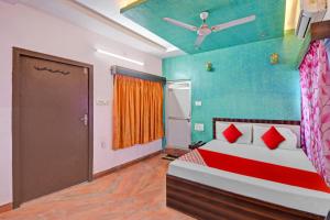 A bed or beds in a room at Flagship Shree Balaji Hotel & Restaurant