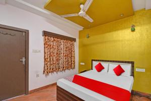 A bed or beds in a room at Flagship Shree Balaji Hotel & Restaurant