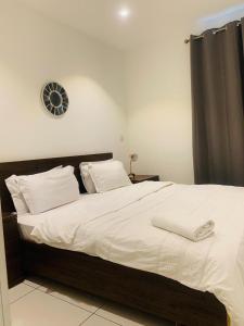 Ένα ή περισσότερα κρεβάτια σε δωμάτιο στο The VVIP Luxury Apartments @ Gardens