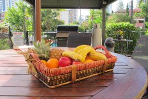 une corbeille de fruits assise sur une table dans l'établissement Grangewood Court Apartments, à Gold Coast