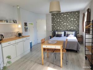 1 dormitorio con cama, mesa y cocina en De Til Heelsum, en Heelsum