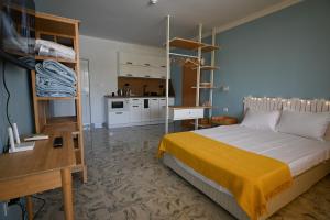 a bedroom with a bed and a desk and a kitchen at Summer H. Studio Sunny Beach in Sunny Beach