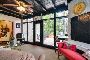 sala de estar con sofá rojo y ventanas en Sunny Florida Escape - Patio and Grill, Near Beaches en St Pete Beach