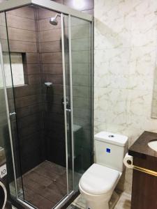La salle de bains est pourvue d'une douche, de toilettes et d'un lavabo. dans l'établissement Apartamento amplio y moderno en el centro de Santa Cruz, con PARQUEO e Internet, cerca de EQUIPETROL, à Santa Cruz de la Sierra