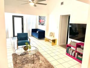 een woonkamer met een bank en een tv bij SELAH 4 Bedroom house close to Everything in Miami in Miami