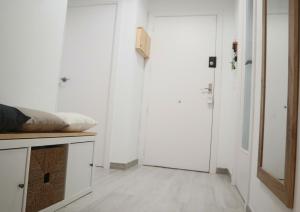 Zimmer mit weißen Wänden und einer weißen Tür in der Unterkunft Darahome in Cunit