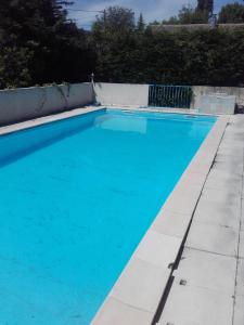 een leeg zwembad met blauw water bij shargib2 - 70m2 au rdc d une jolie villa in Saint-Paul-de-Vence