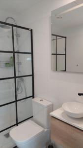 uma casa de banho branca com um WC e um lavatório em Apartamento en Posada de Llanes em Posada de Llanes