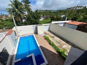 eine Villa mit einem Pool auf dem Dach eines Hauses in der Unterkunft CASA DELUXE 1 Maragogi in Maragogi