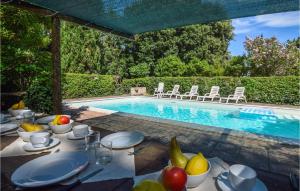 uma mesa com pratos de comida ao lado de uma piscina em Beautiful Home In Rivotorto Di Assisi With Wifi em Passaggio Di Assisi