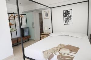 ヴィエステにあるTenuta Valle Della Corteのベッドルーム1室(白いベッド1台、猿の上に置かれたベッド1台付)