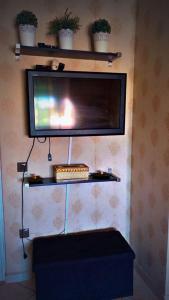 a flat screen tv hanging on a wall at شقة في Sidi Bouzid عطلة في مصيف رائع in Sidi Bouzid