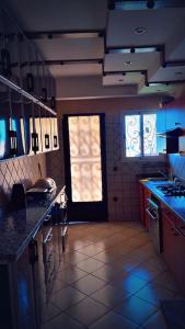 una cucina con porta che conduce a un angolo cottura di asterisco asterisco. di شقة في Sidi Bouzid عطلة في مصيف رائع a Sidi Bouzid