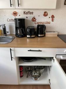 Apartment Mirabelle 4 في Püttlingen: مطبخ مع كونتر عليه صانع قهوة