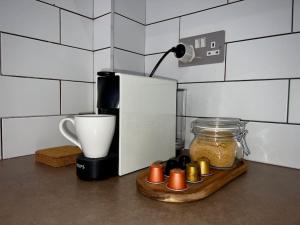 - un comptoir de cuisine avec un mixeur et un pot de nourriture dans l'établissement Apartament la casă în Centrul Orăștiei, à Orăştie
