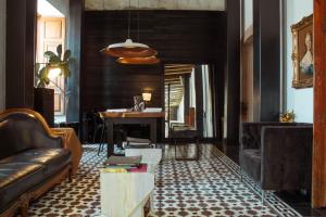 uma sala de estar com um sofá e uma mesa em Elena de Cobre, Leon, a Member of Design Hotels em León