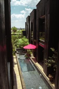 una casa con piscina con ombrellone rosa di Elena de Cobre, Leon, a Member of Design Hotels a León