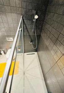 a bathroom with a shower in a room at LUX Deniz Manzaralı Tuzlu Havuz Su tadını çıkarın. in Konak