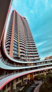 a large building with balconies on the side of it at LUX Deniz Manzaralı Tuzlu Havuz Su tadını çıkarın. in Konak