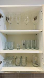 a shelf filled with clear glass bowls and glasses at LUX Deniz Manzaralı Tuzlu Havuz Su tadını çıkarın. in Konak