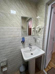 La salle de bains est pourvue d'un lavabo et d'un miroir. dans l'établissement Polaris Kazbegi, à Kazbegi