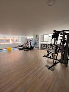 een fitnessruimte met twee loopbanden en gewichten in een kamer bij 2403 Apto privado con vista en el centro de B/ga in Bucaramanga